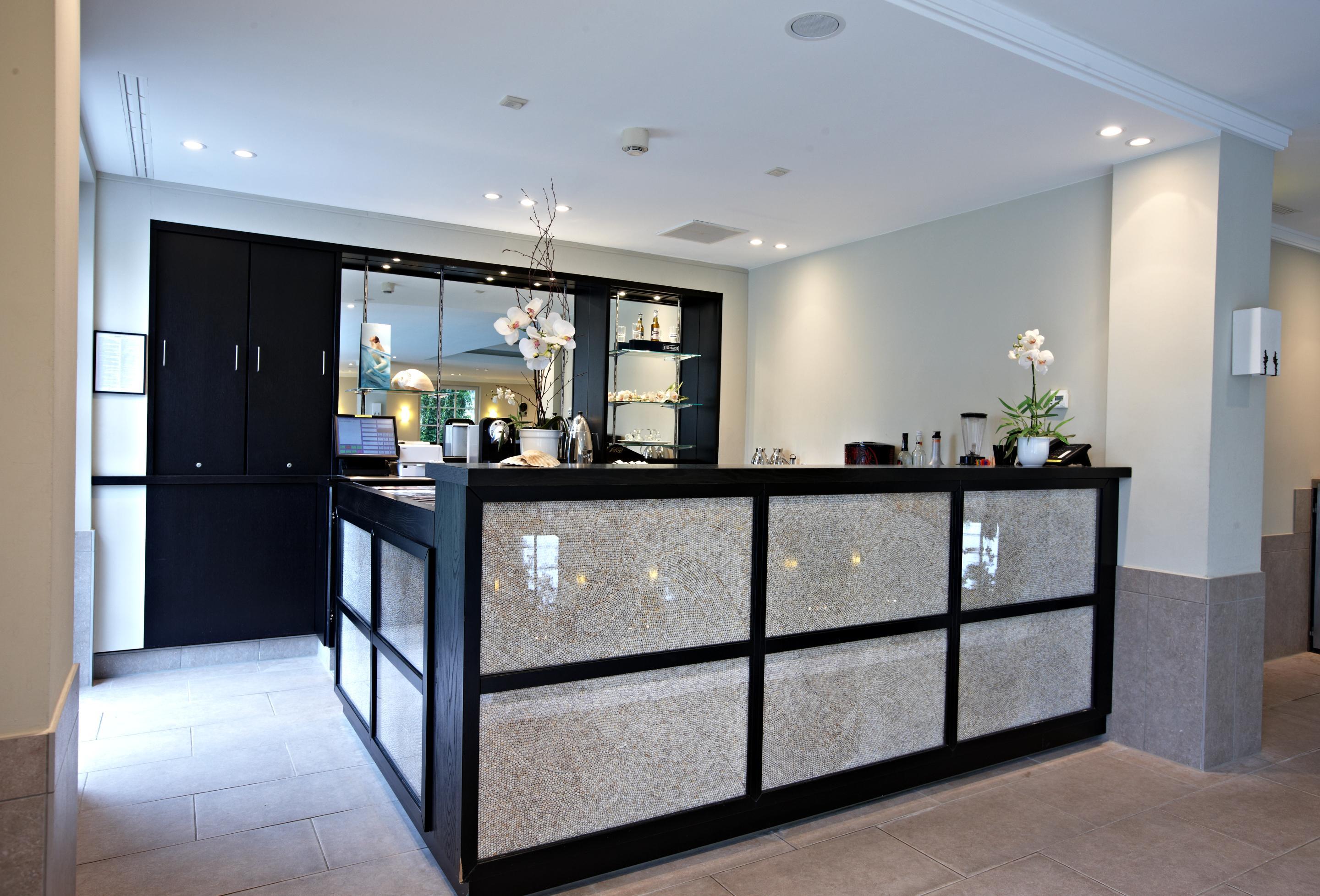 Strandhotel Zingst Kültér fotó Reception desk at the hotel