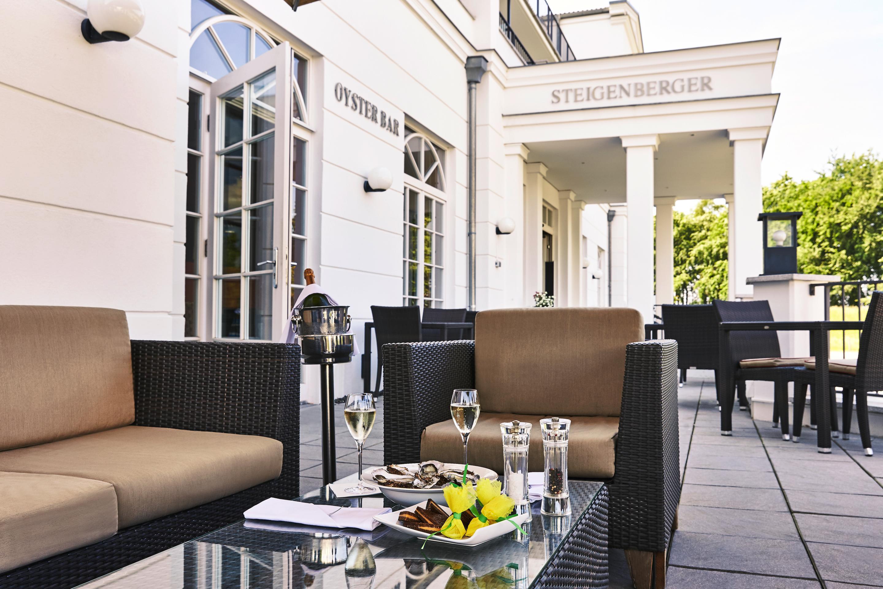 Strandhotel Zingst Kültér fotó The hotel's terrace