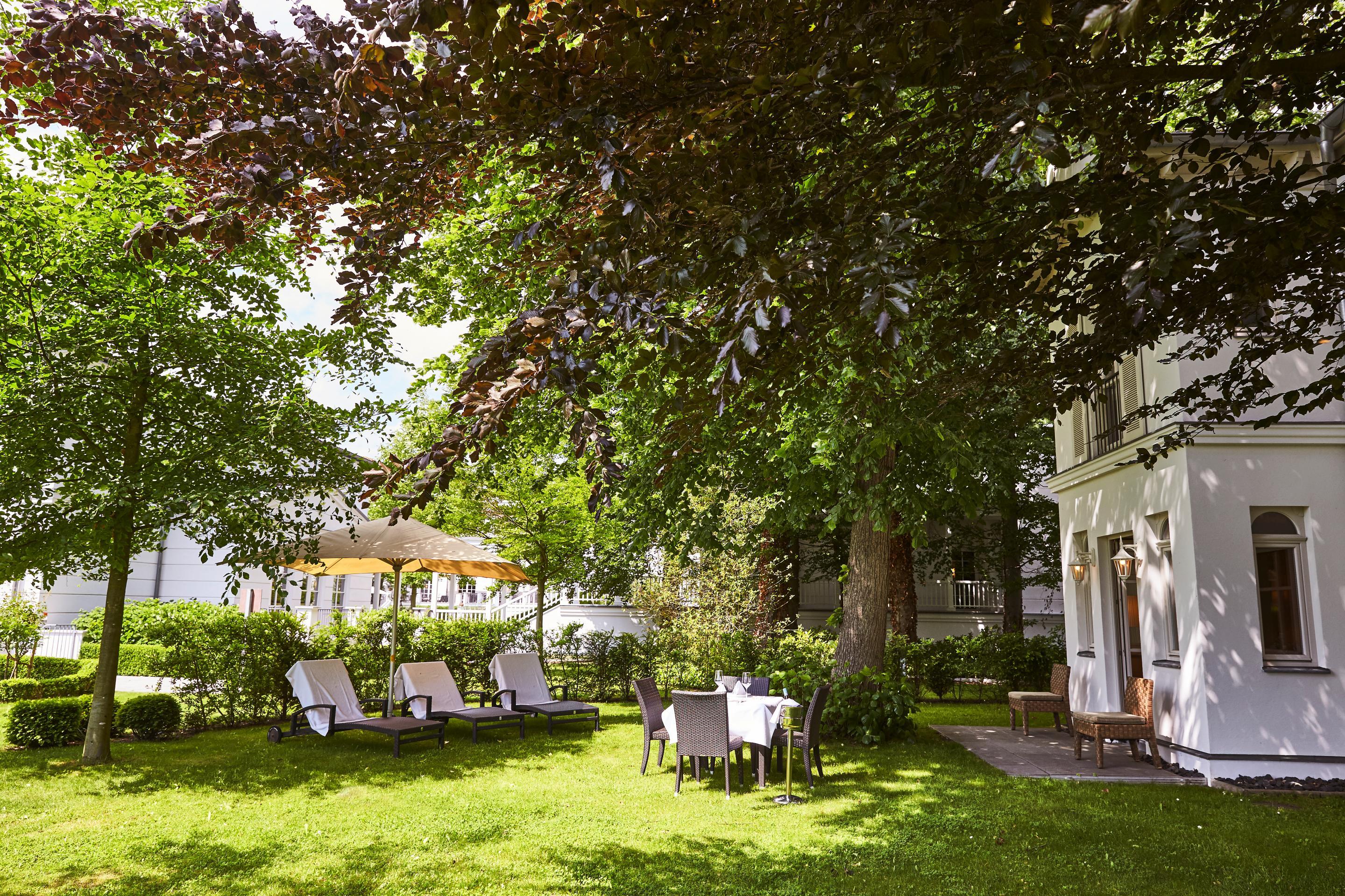 Strandhotel Zingst Kültér fotó The garden of the hotel