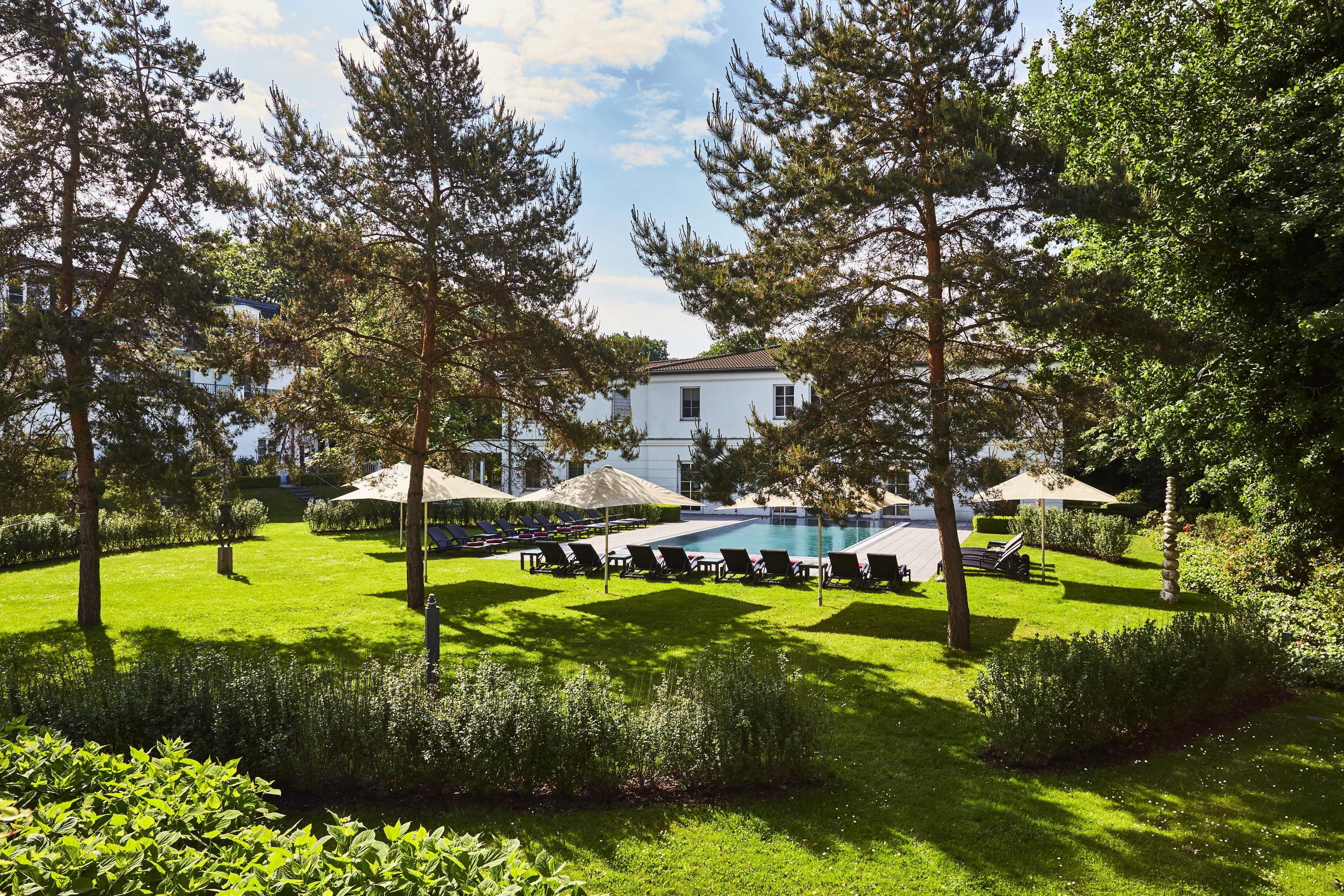 Strandhotel Zingst Kültér fotó The garden of the hotel