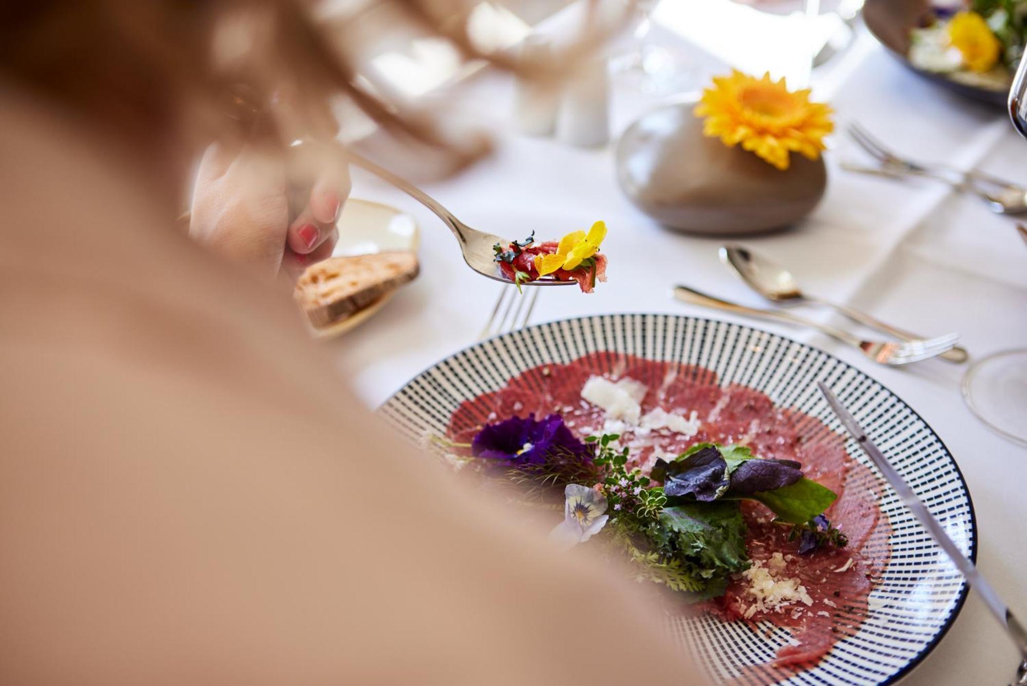 Strandhotel Zingst Kültér fotó A salad with edible flowers