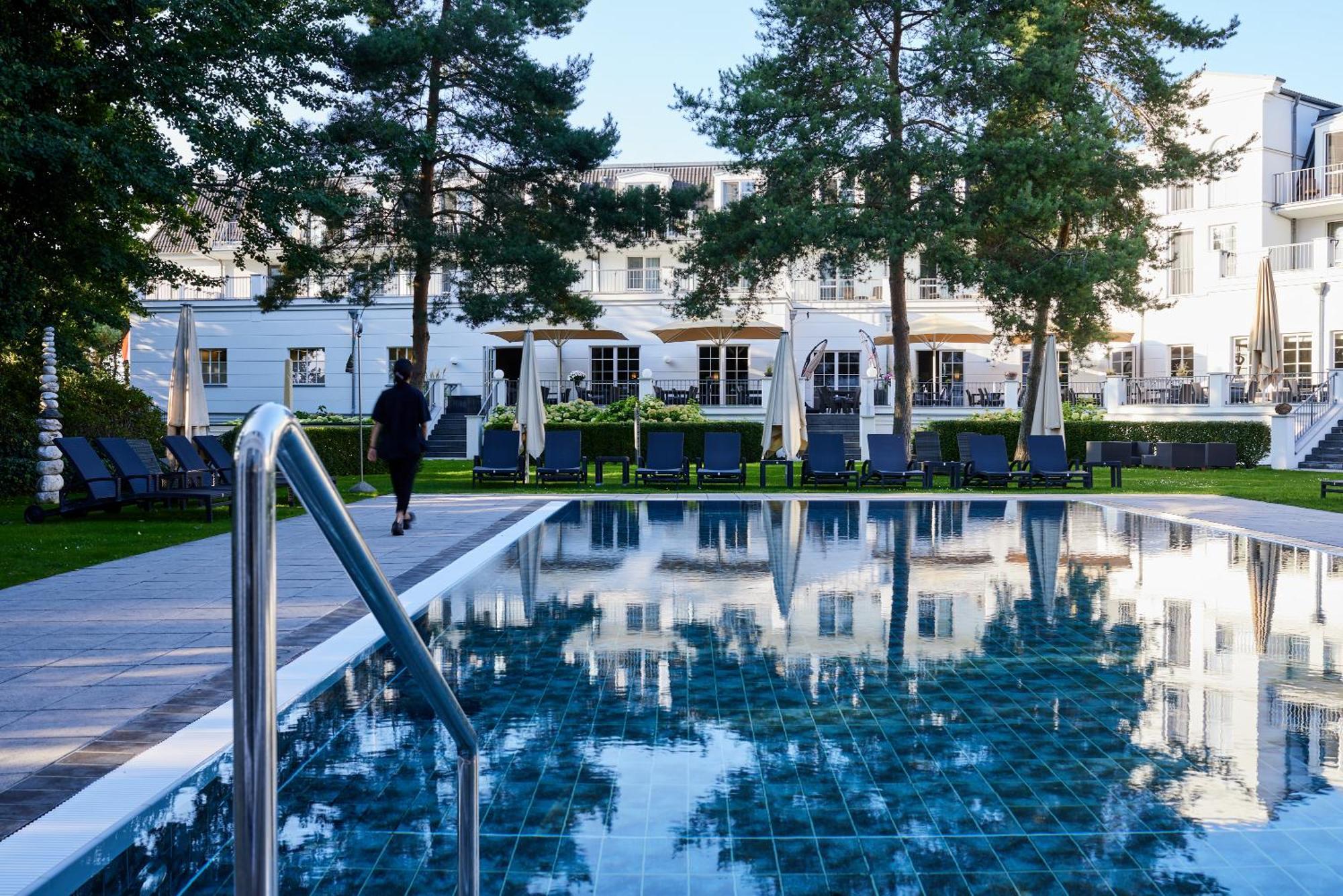 Strandhotel Zingst Kültér fotó The swimming pool at the hotel