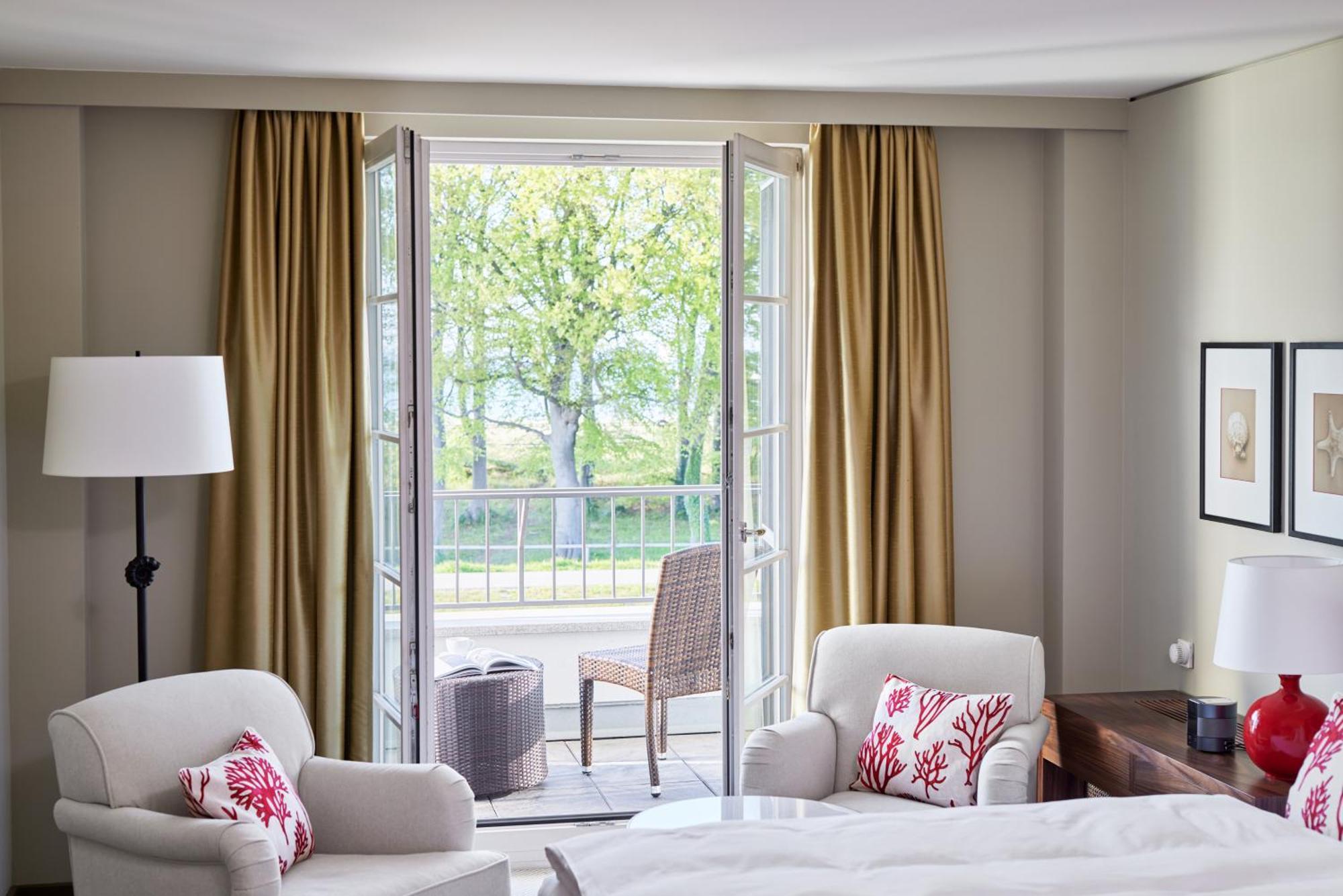 Strandhotel Zingst Kültér fotó A guest room at The Ivy Hotel